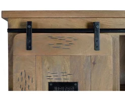 Alacena de estilo industrial en madera de mango y toques en metal