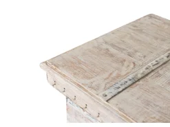 Baúl de madera maciza con apertura superior y acabado blanco decapado