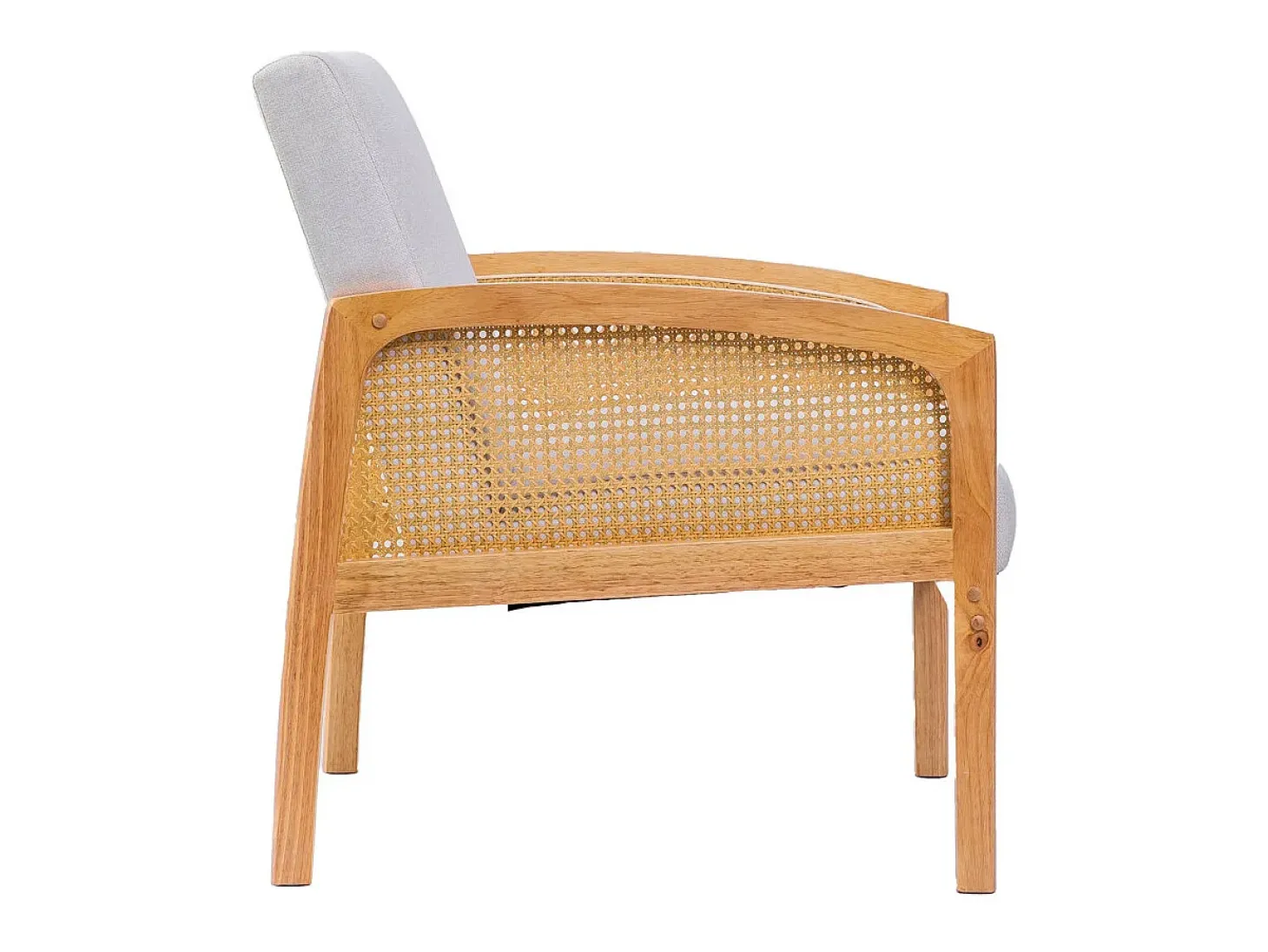 Butaca de de tela en color blanco y estructura de madera y ratán en color beige Cien