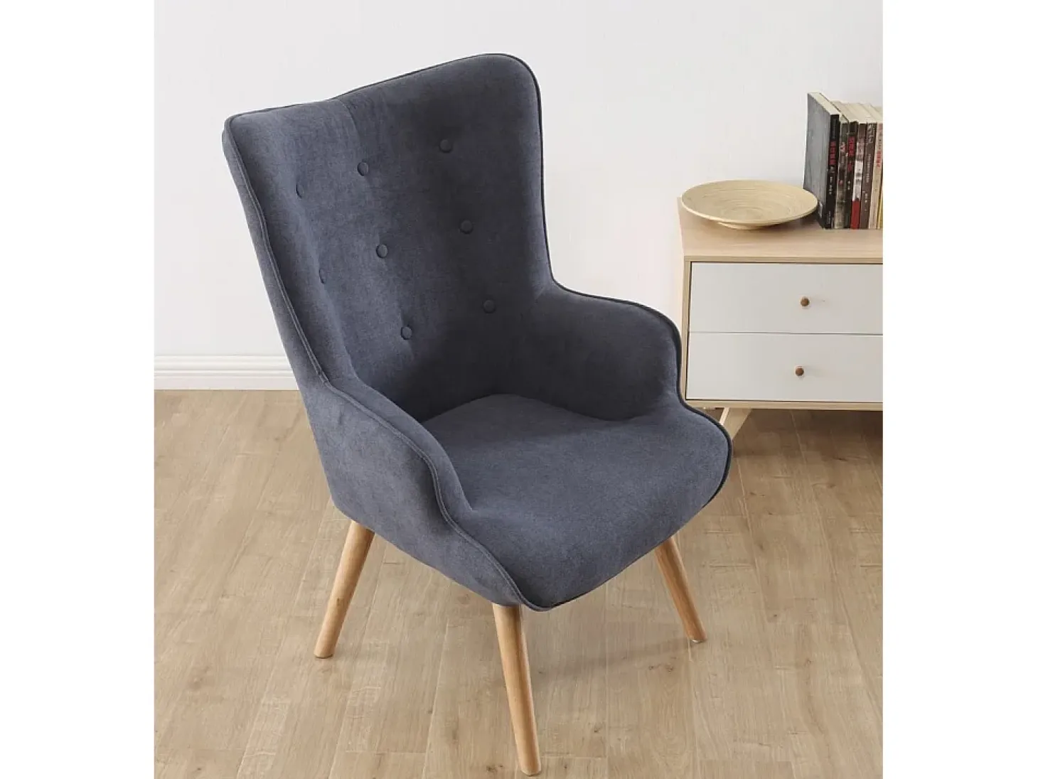 Butaca de 95x71x75 cm con reposabrazos en color gris y patas de madera marrones Dakota