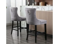Conjunto de taburetes de bar con detalles remachados y patas de madera, tapizado con tachuelas cromadas, terciopelo, gris