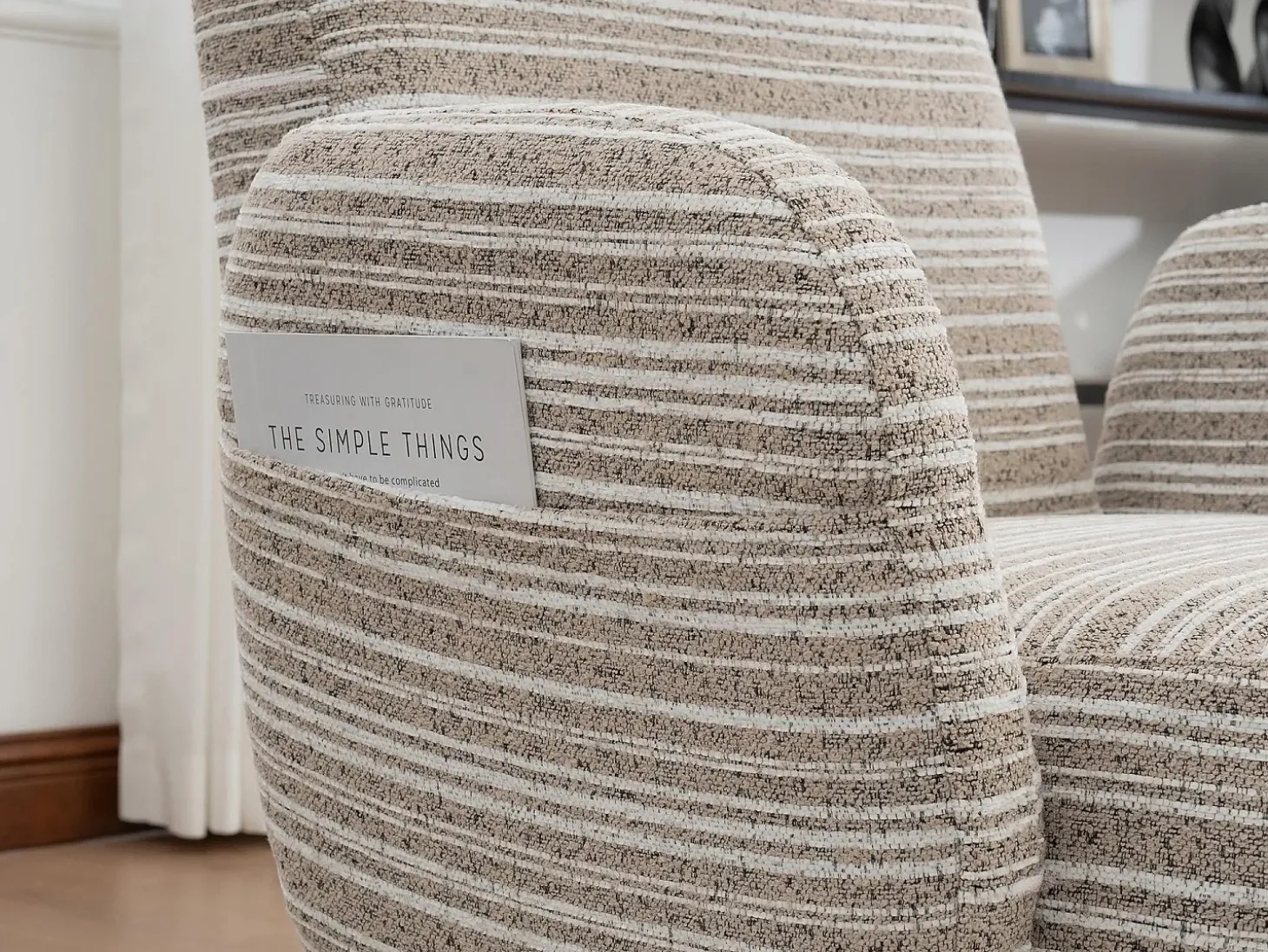 Línea 1.0 - Sillón Relax Bouclé con Reposabrazos con Bolsillos - Confort Ergonómico - Color Caqui - Para Decorar Cualquier Habitación