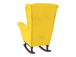 Mecedora con patas de madera maciza de caucho y terciopelo amarillo.