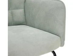 Mecedora con reposapiés de terciopelo gris claro