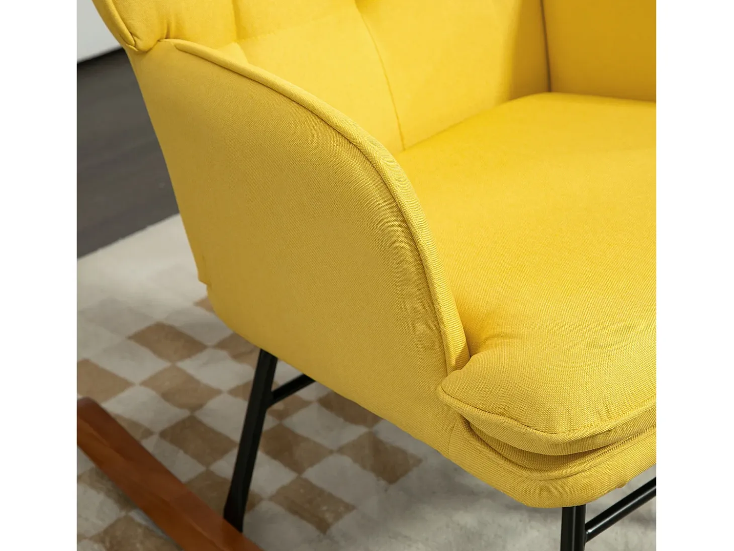 Mecedora con taburete de lino amarillo, estructura de acero y patas de madera.