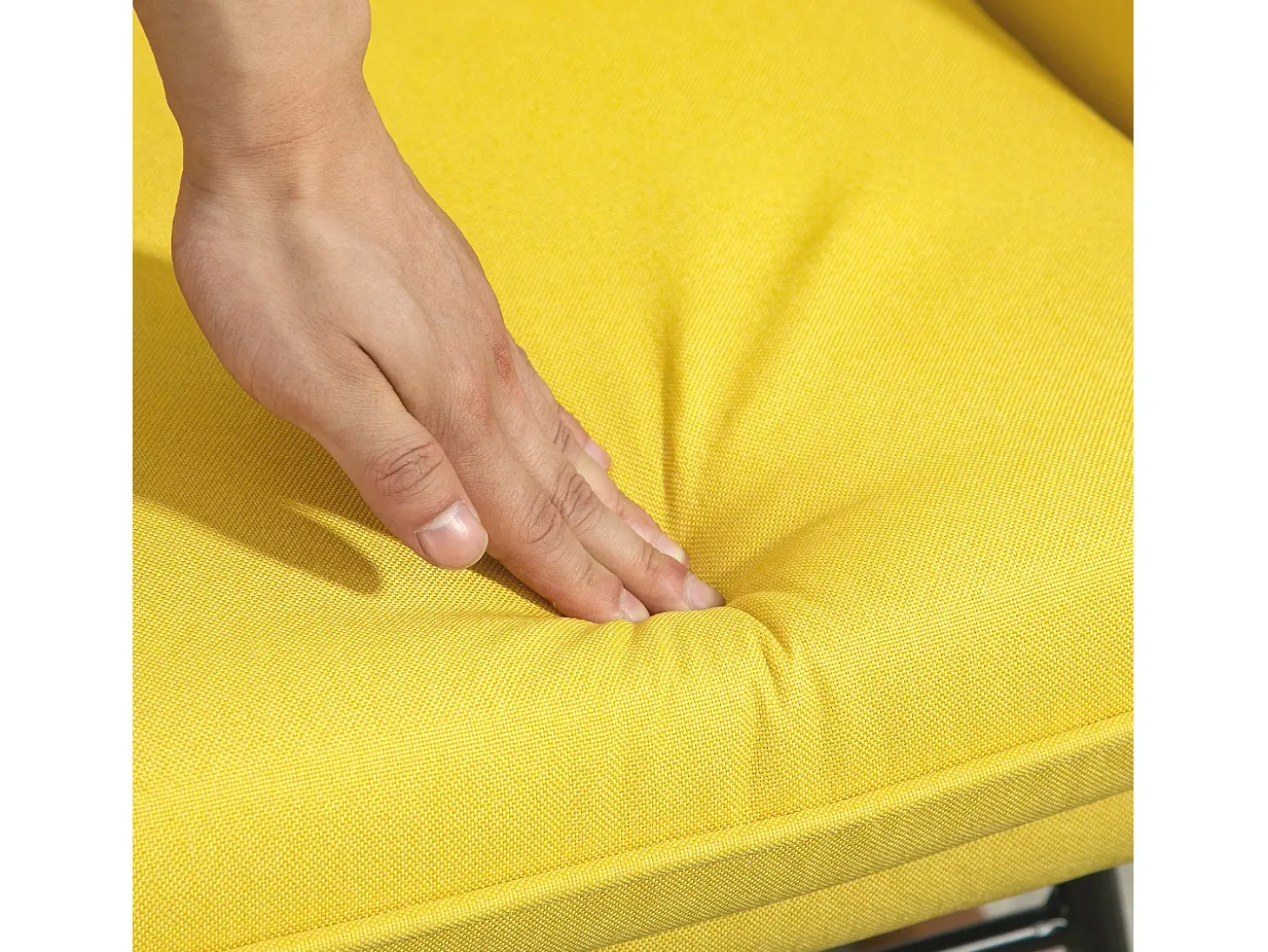 Mecedora con taburete de lino amarillo, estructura de acero y patas de madera.