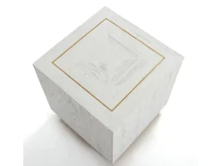 Mesa auxiliar cuadrada Klass de madera blanca y metal dorado