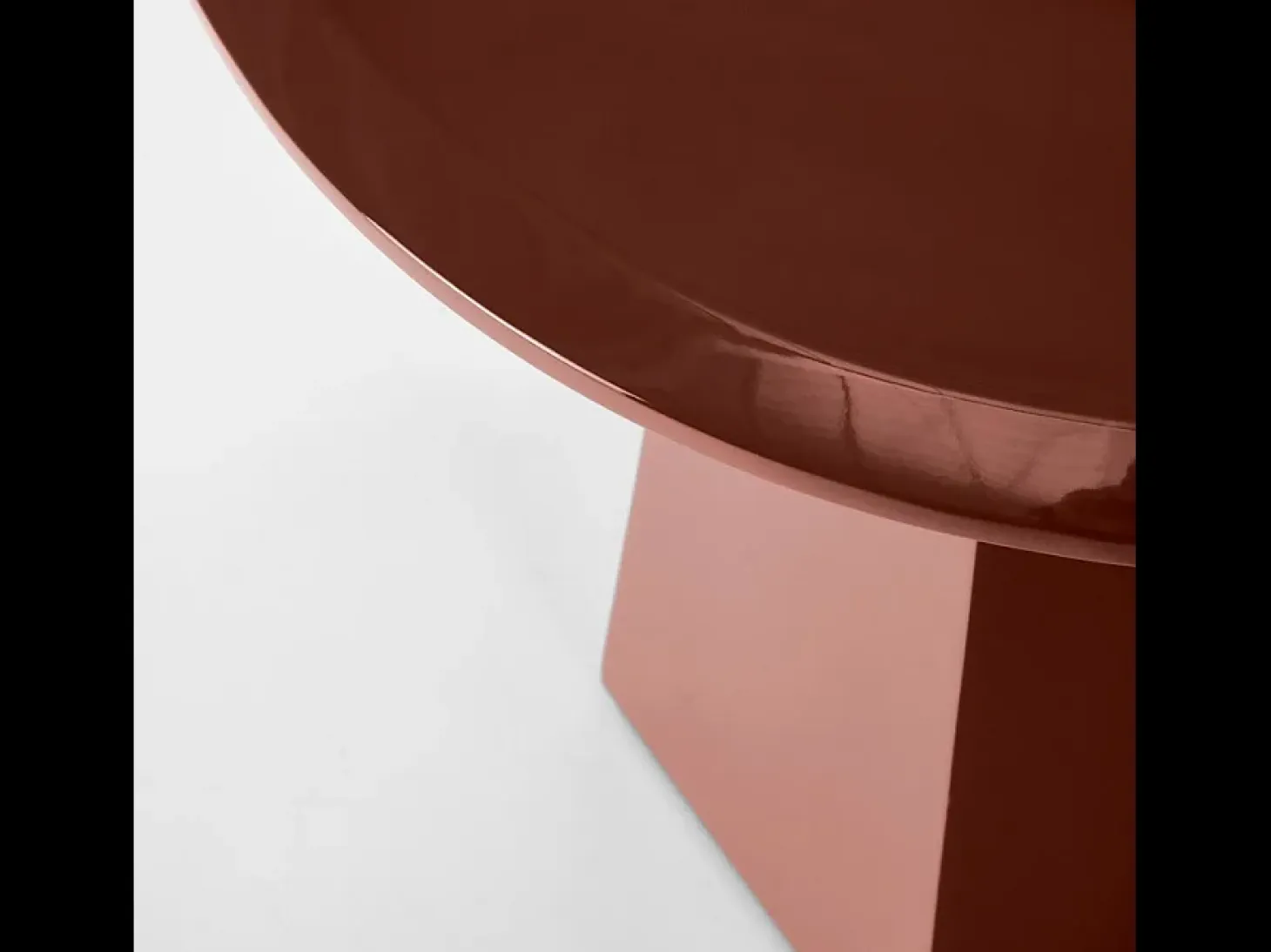 Mesa auxiliar de diseño lacado burdeos con tapa redonda 50 cm KIMI