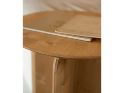 Mesa auxiliar de madera maciza en tono roble medio de 50x45cm - BLOOM - DECOWOOD