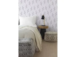 Mesa auxiliar de metal negro y madera natural
