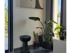Mesa auxiliar negra Marguerite elegante de metal para una sala de estar moderna
