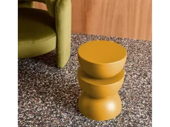 Mesa auxiliar o mesita de metal mostaza