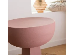 Mesa auxiliar rosa Margarita de metal para un estilo delicado
