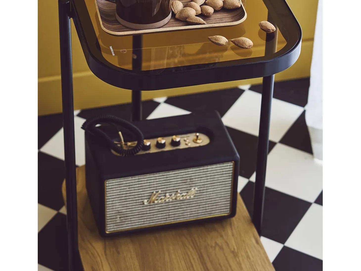 Mesa auxiliar vintage de metal negro con 2 tableros natural