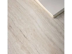 Mesa de centro baja y cuadrada beige travertino