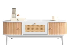 Mesa de centro de ratán con cajones y puertas en estilo rústico natural.