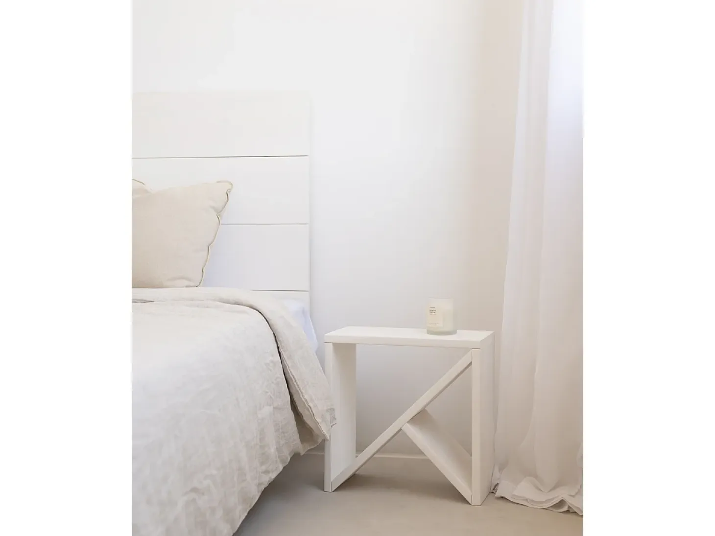 Mesita de madera maciza en tono blanco de 40x40cm - STOKE - DECOWOOD