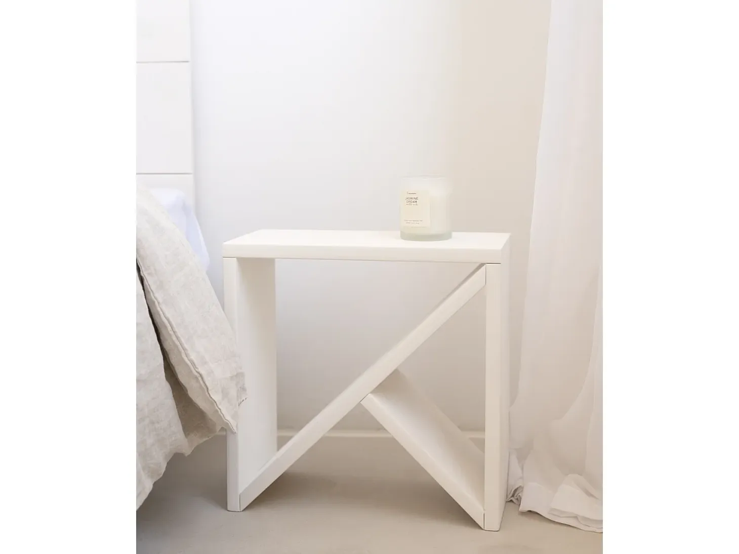 Mesita de madera maciza en tono blanco de 40x40cm - STOKE - DECOWOOD