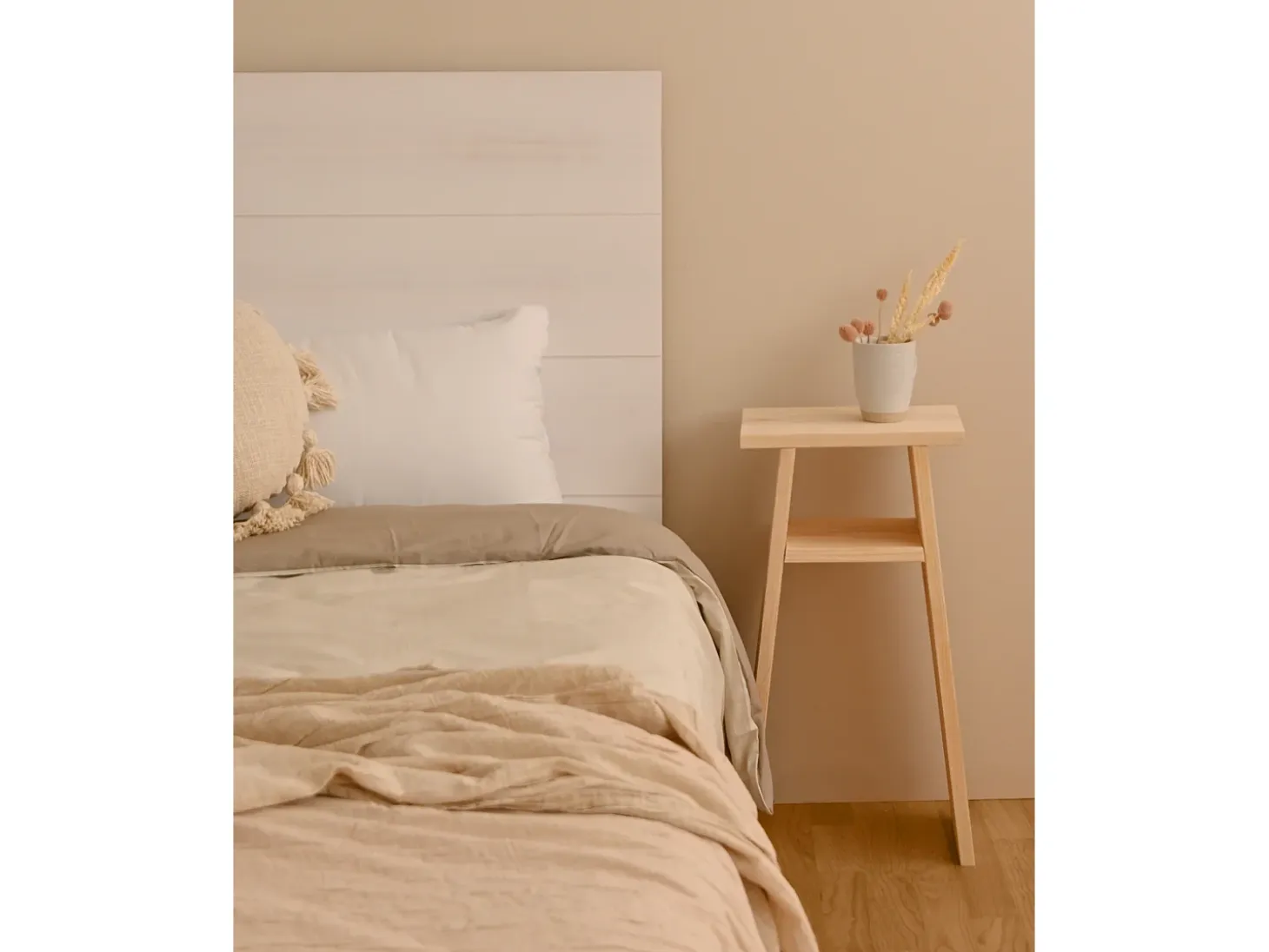 Mesita de noche de madera maciza en tono natural de 20x60cm - ARITZ - DECOWOOD