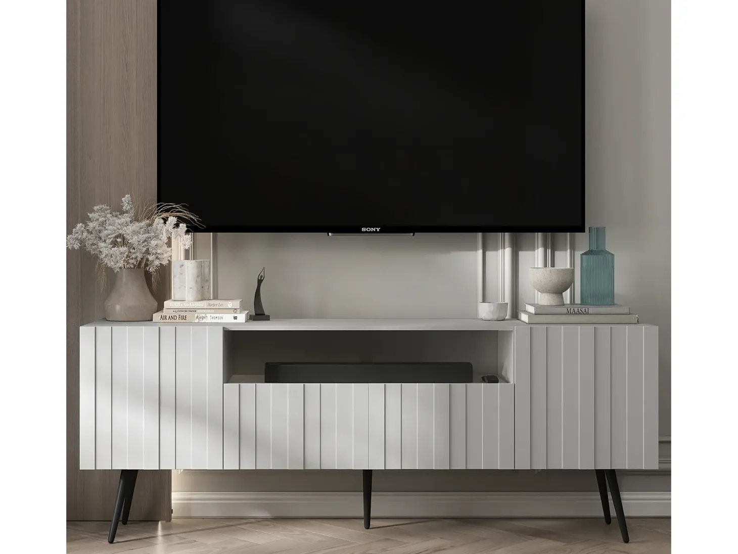 Mueble de TV con 3 puertas y hueco – Cuerpo blanco mate, frentes acanalados blanco mate – 150 cm, patas negras