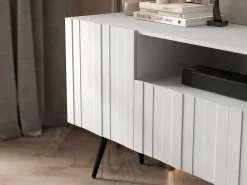 Mueble de TV con 3 puertas y hueco – Cuerpo blanco mate, frentes acanalados blanco mate – 150 cm, patas negras