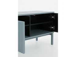 Mueble tv azul con ranuras acanaladas en puertas y laterales