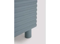 Mueble tv beige con relieve ondulado en las puertas
