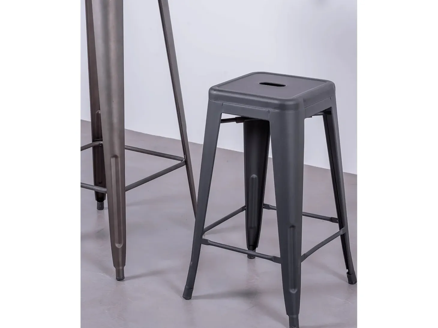 Pack de 4 taburetes metálicos de 66 cm de altura - Bistro - Negro