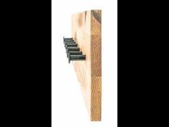 Perchero de pared de diseño en roble aceitado y metal negro 7 ganchos Lorna