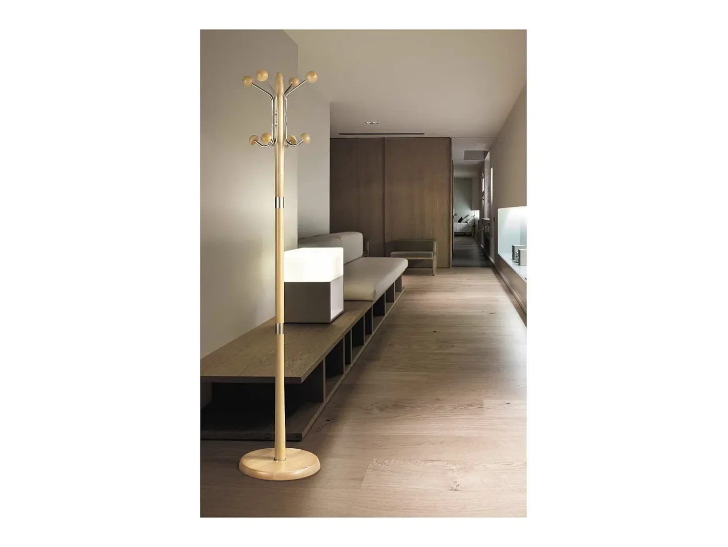 Perchero mod. 420 herrajes en cromo satinado lacado natural, 180 cm(alto)37 cm(ancho)37 cm