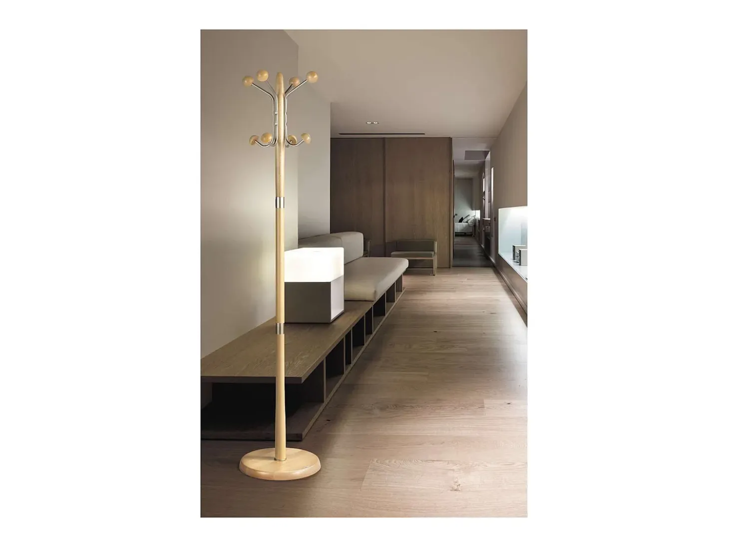 Perchero mod. 420 herrajes en cromo satinado lacado natural, 180 cm(alto)37 cm(ancho)37 cm