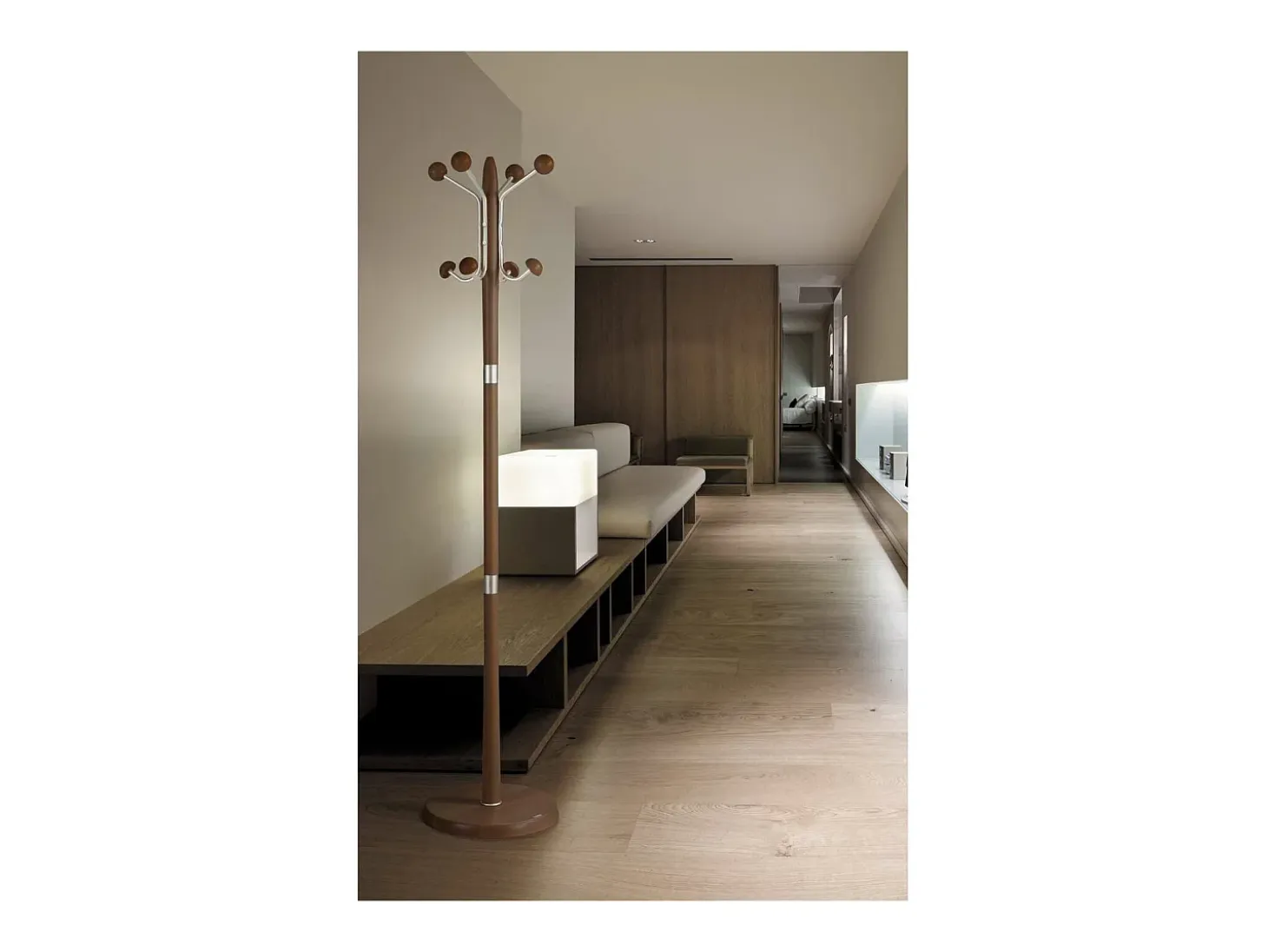 Perchero mod. 420 herrajes en cromo satinado lacado nogal, 180 cm(alto)37 cm(ancho)37 cm(l