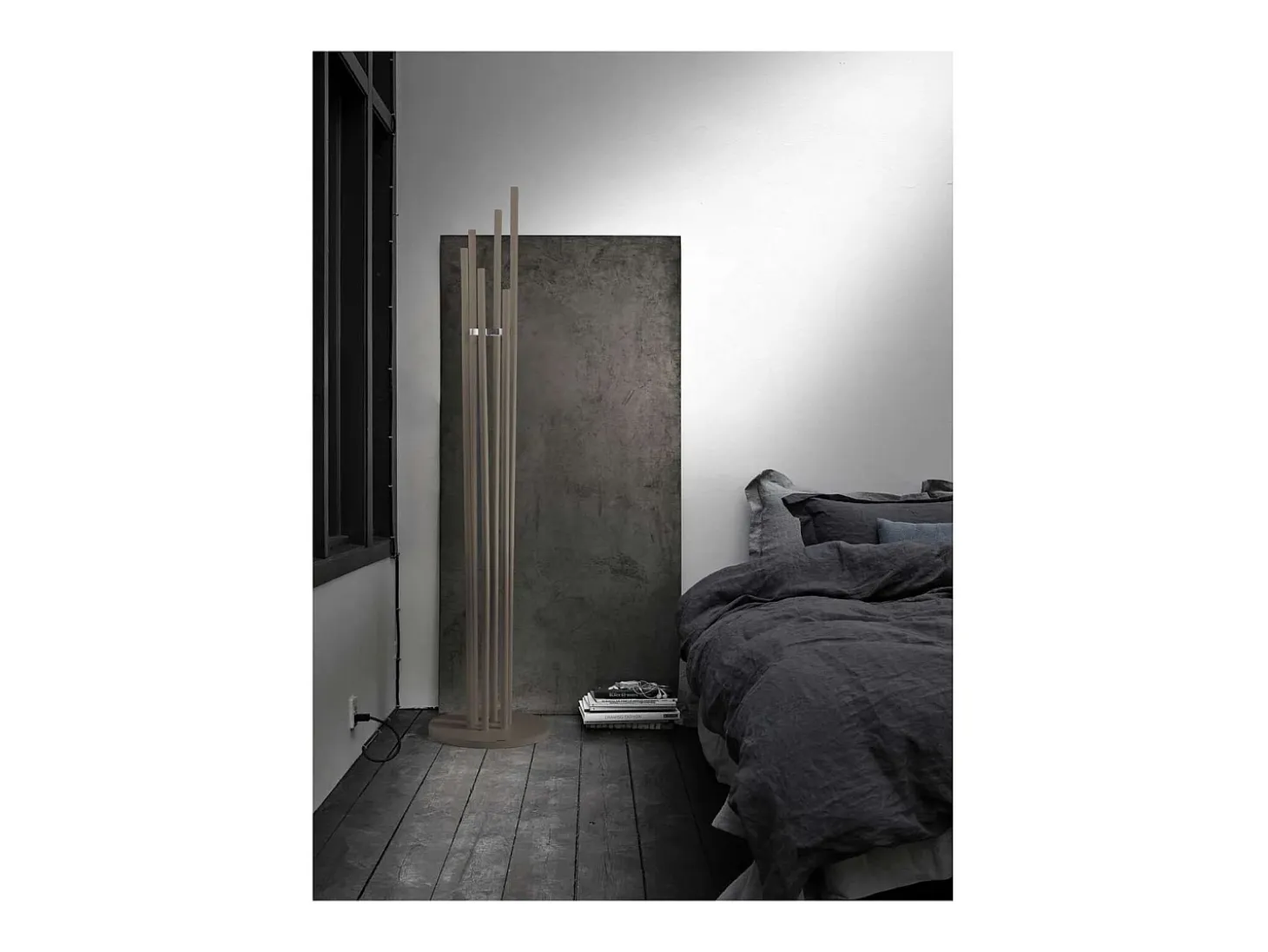 Perchero moderno mod. 471 acabado lacado en moka, 182 cm(alto)34 cm(ancho)34 cm(largo)