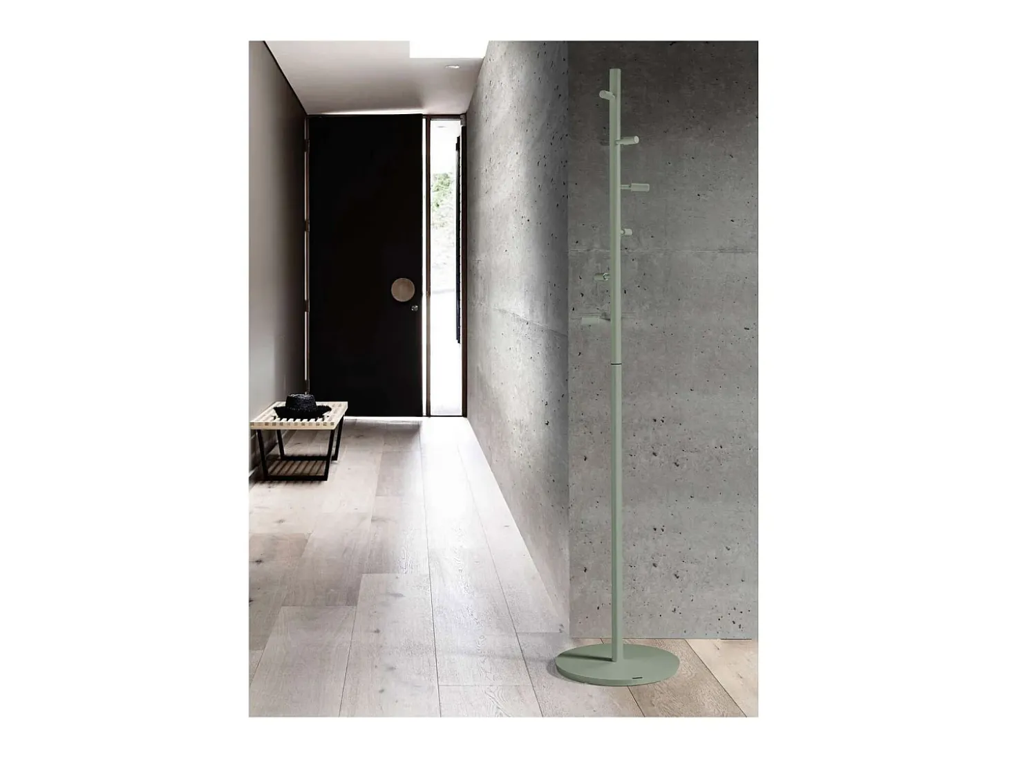 Perchero moderno mod. 401 herrajes cromo satinado lacado verde, 185 cm(alto)35 cm(ancho)35