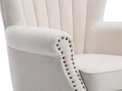 Sillón BATOUMI de tela color crema con ribete tachonado y patas de madera