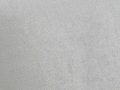 Sillón cama en tela gris claro y patas de madera CHILA