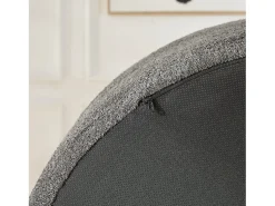 Sillón con soporte lumbar y reposacabezas, tapizado en tela de chenilla gris.