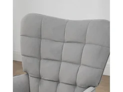 Sillón con taburete en terciopelo gris claro, patas de metal negro.