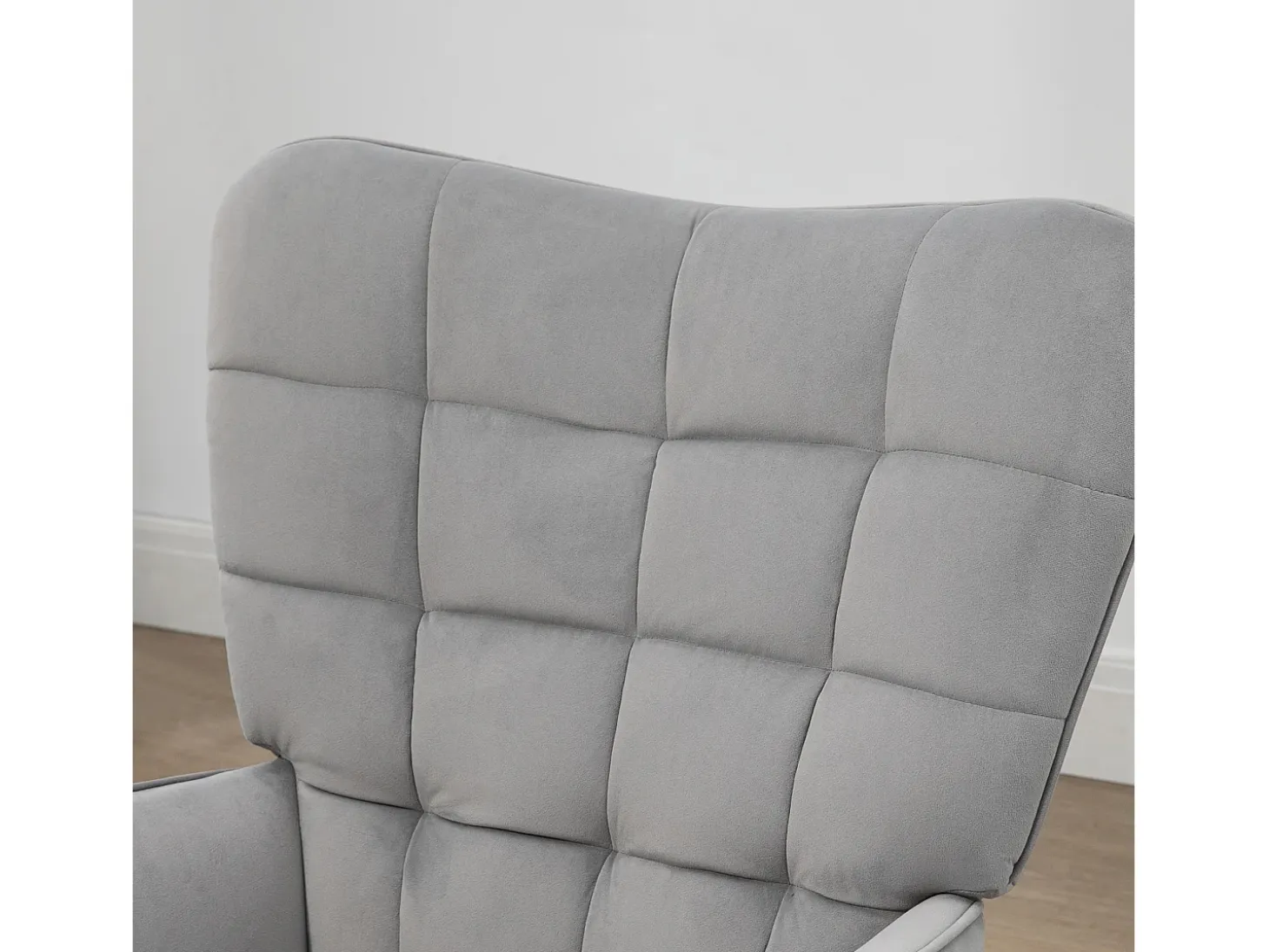 Sillón con taburete en terciopelo gris claro, patas de metal negro.