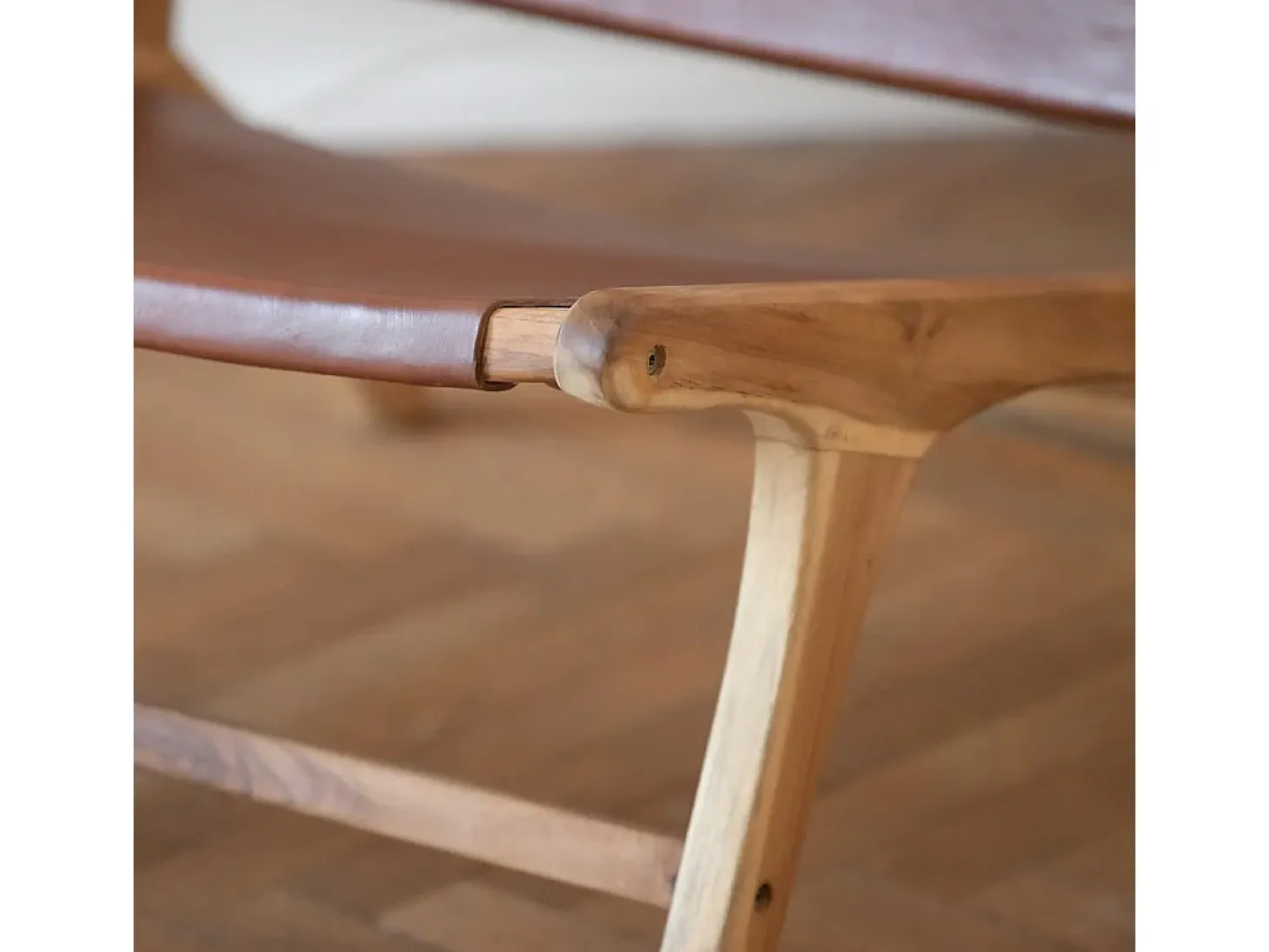 Sillón de teca y cuero marrón liso - Kuna