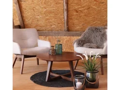 Sillón de tela de arena con pies de nogal
