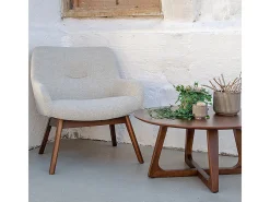 Sillón de tela de arena con pies de nogal
