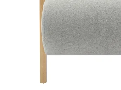 Sillón de tela gris y madera estilo contemporáneo. JULOMO