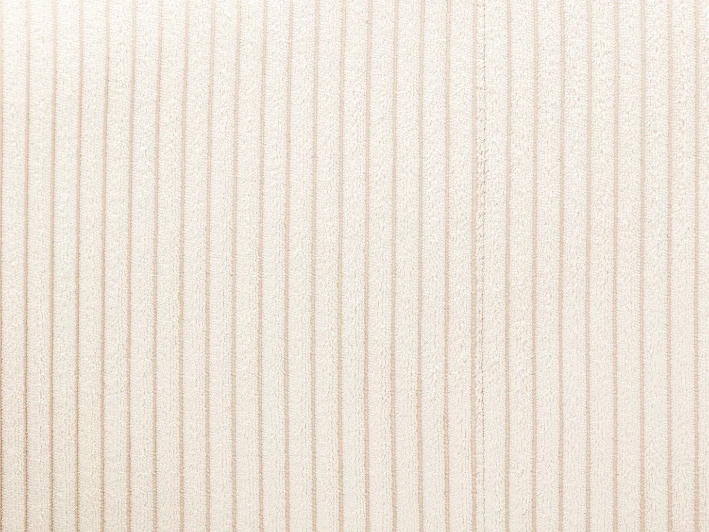 Sillón de terciopelo color crema. Estilo design OSSANA