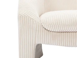 Sillón de terciopelo color crema. Estilo design OSSANA