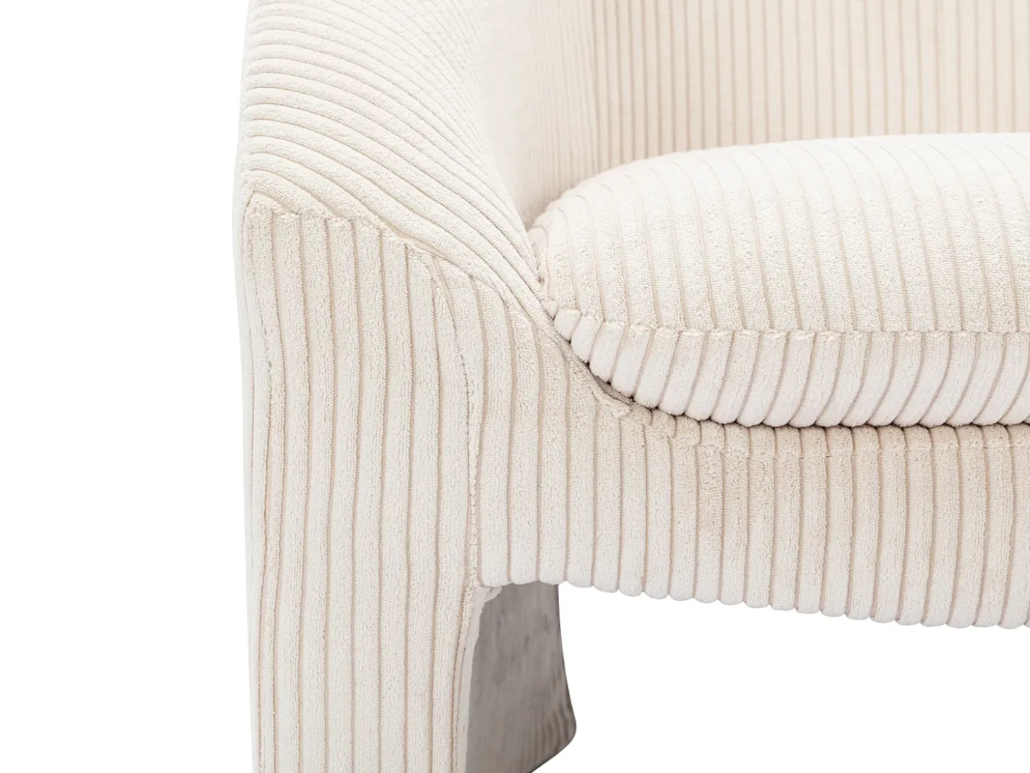 Sillón de terciopelo color crema. Estilo design OSSANA