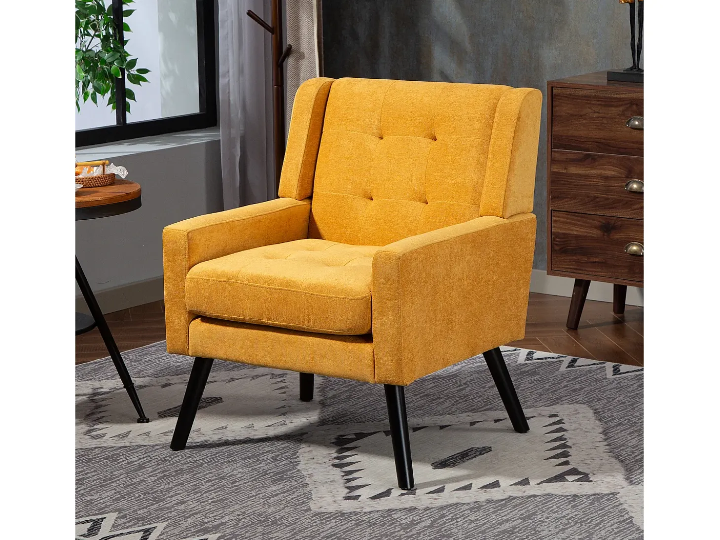 Sillón en tejido de lino amarillo con patas de madera.