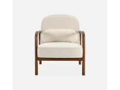 Sillón escandinavo de madera de hevea en tejido borreguito crema