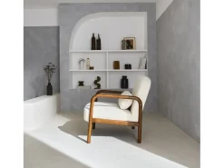 Sillón escandinavo de madera de hevea en tejido borreguito crema