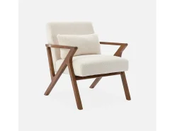 Sillón escandinavo de madera de hevea y borreguito crema